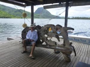 Pearl Farm Huahine: John waiting for the ladies to finish!